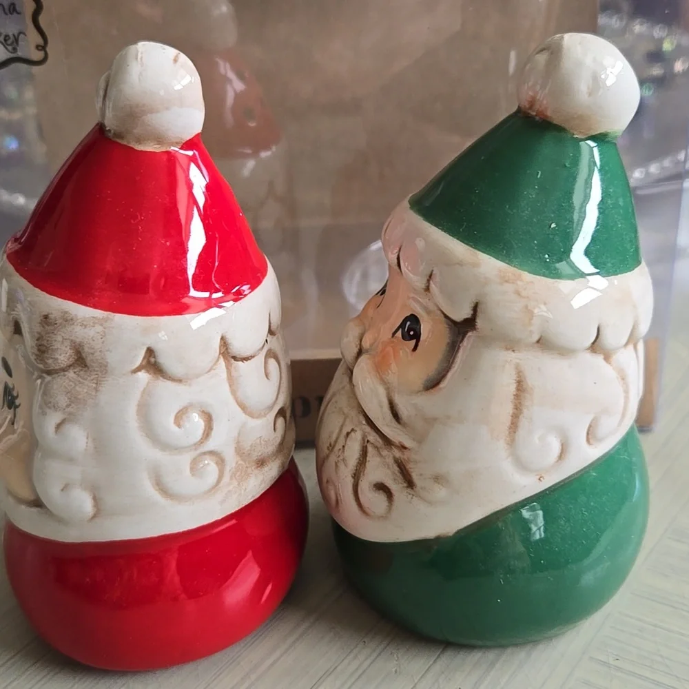 COLLECTIBLE JOHANNA PARKER SANTA & MRS. CLAUS SALT & PEPPER SHAKERS - Picture 5 of 10